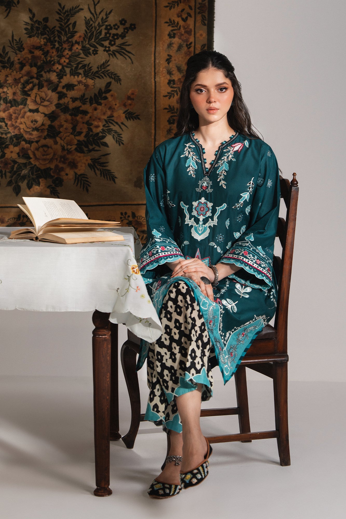 EMBROIDERED SUIT (E3280/103/711)