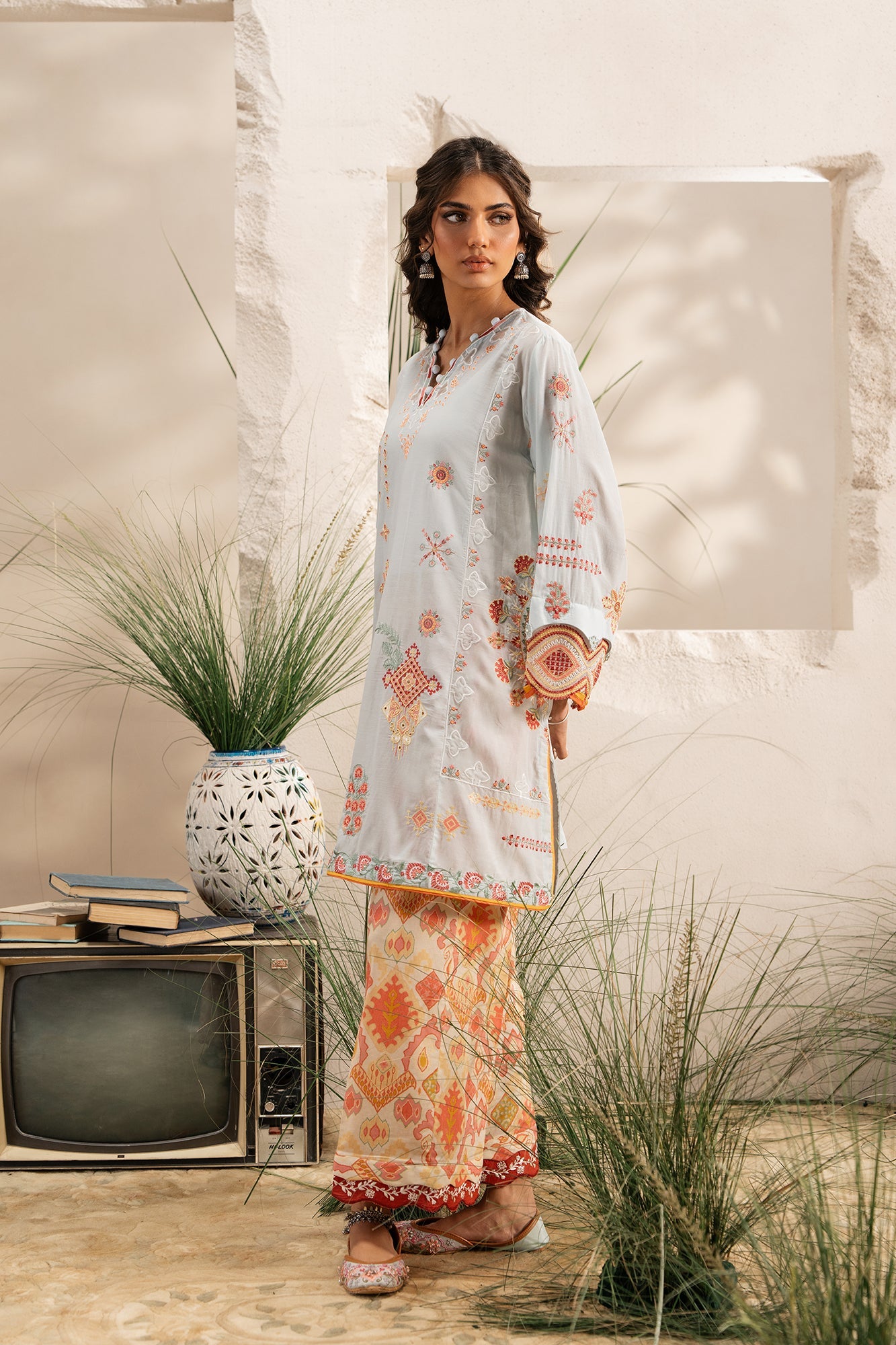 EMBROIDERED SUIT (E3279/103/617)