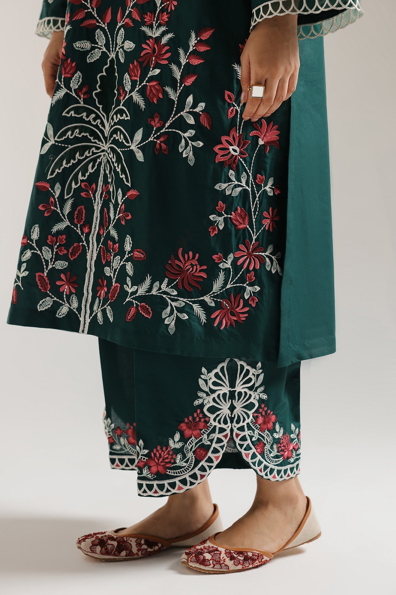 EMBROIDERED SUIT (E3287/103/705)