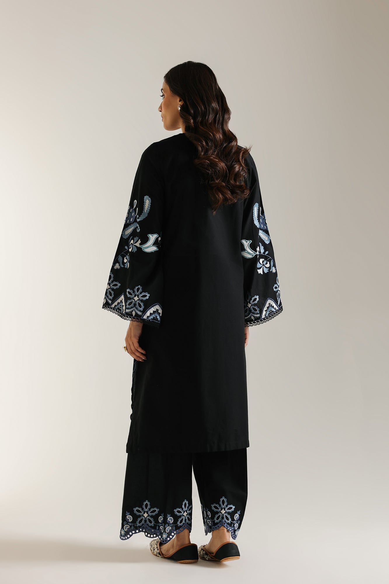 EMBROIDERED SUIT (E3395/103/902)