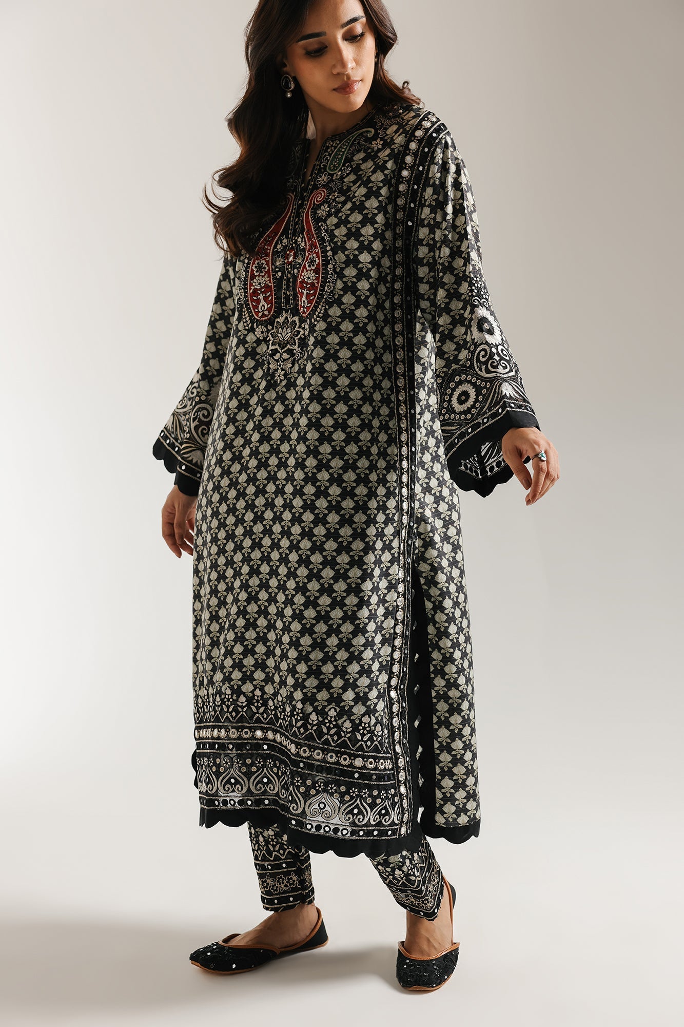 EMBROIDERED SUIT (E3451/103/902)