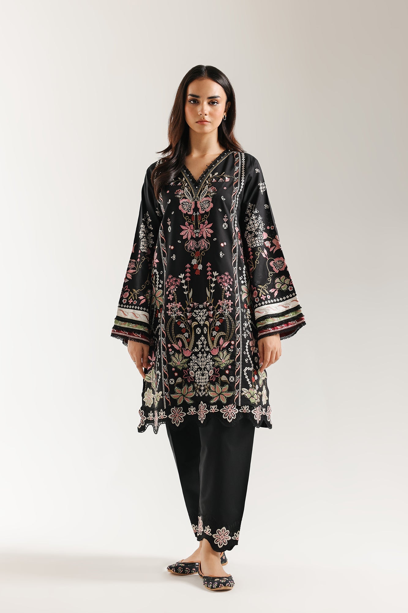 EMBROIDERED SUIT (E3616/103/902)