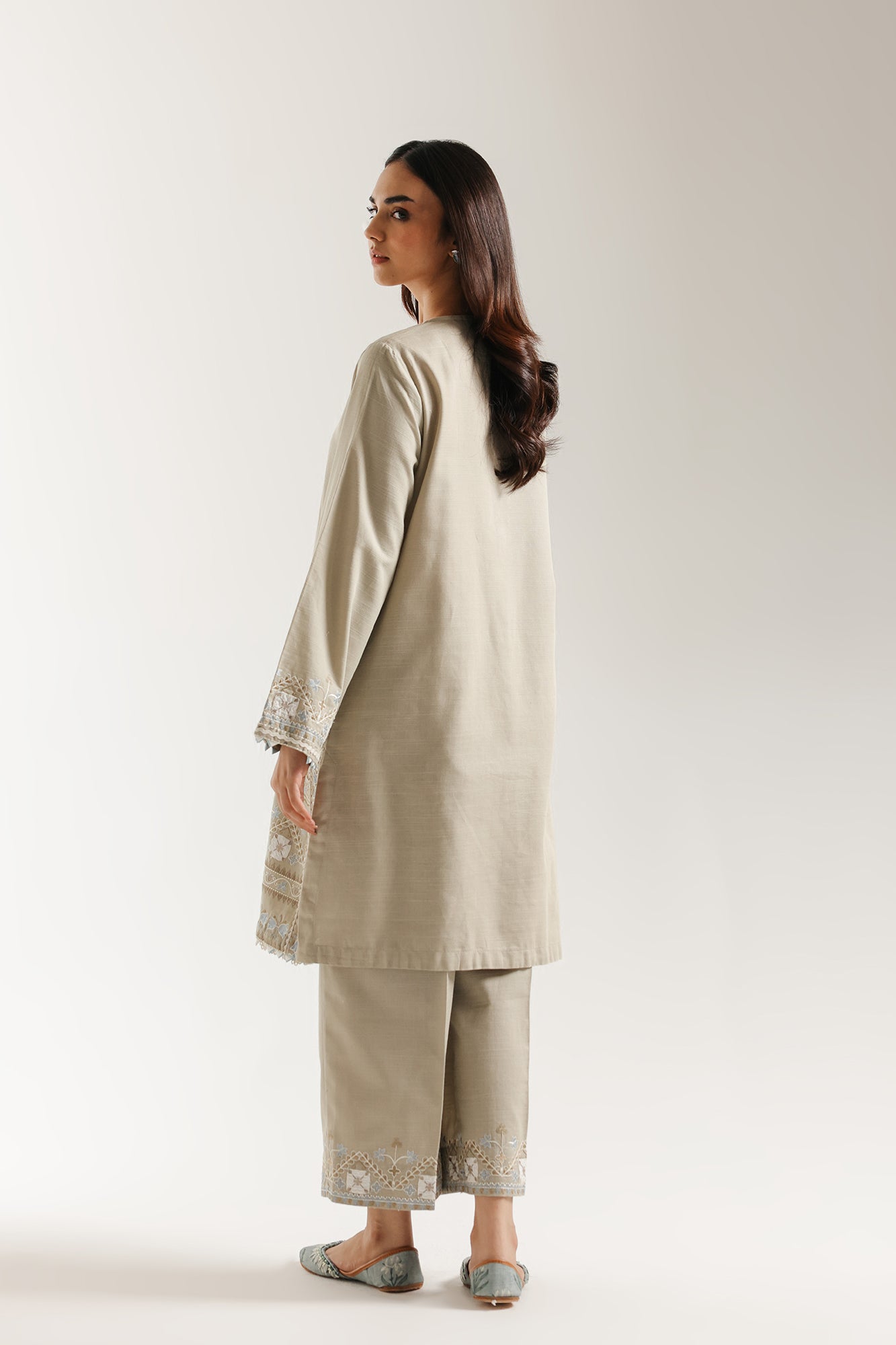 EMBROIDERED SUIT (E3705/103/817)
