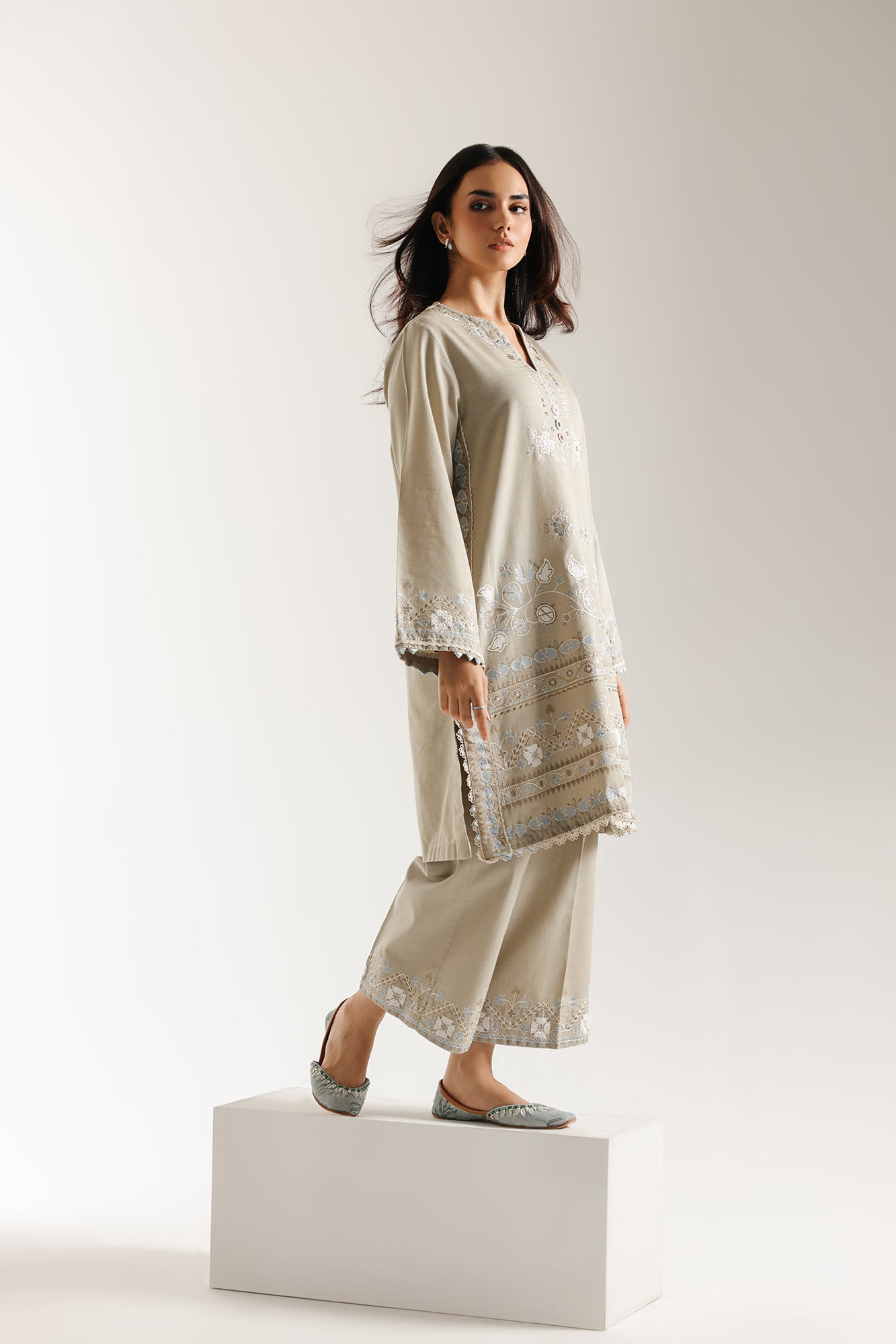EMBROIDERED SUIT (E3705/103/817)